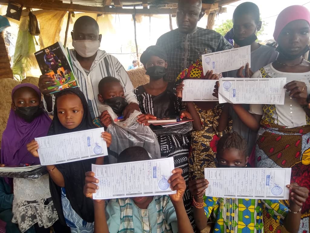 CÉRÉMONIE DE REMISE DES ACTES DE NAISSANCE ET DE FOURNITURES SCOLAIRES AUX ENFANTS DEPLACES