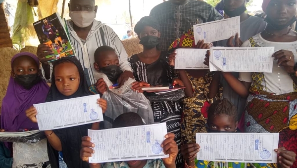 CÉRÉMONIE DE REMISE DES ACTES DE NAISSANCE ET DE FOURNITURES SCOLAIRES AUX ENFANTS DEPLACES