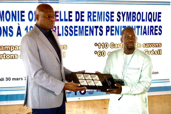 CEREMONIE OFFICIELLE DE REMISE SYMBOLIQUE DE DONS AUX ETABLISSEMENTS PENITENTIAIRES