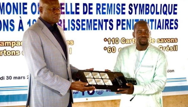 CEREMONIE OFFICIELLE DE REMISE SYMBOLIQUE DE DONS AUX ETABLISSEMENTS PENITENTIAIRES