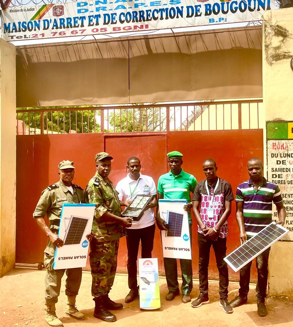 DON DE LAMPADAIRES SOLAIRES AUX ETABLISSEMENTS PENITENTIAIRES DU MALI