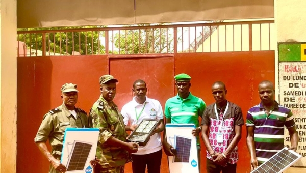 DON DE LAMPADAIRES SOLAIRES AUX ETABLISSEMENTS PENITENTIAIRES DU MALI