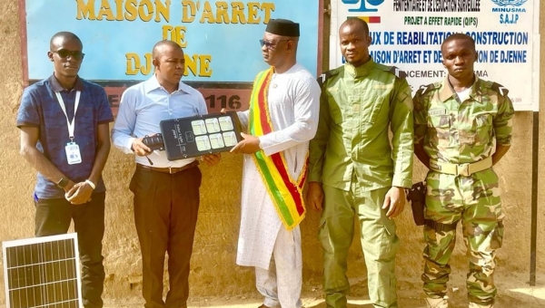 DON DE LAMPADAIRES SOLAIRES AUX ETABLISSEMENTS PENITENTIAIRES DU MALI