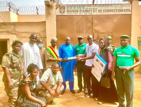 DON DE LAMPADAIRES SOLAIRES ET DE DETERGENTS AUX ETABLISSEMENTS PENITENTIAIRES DU MALI