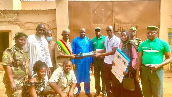 DON DE LAMPADAIRES SOLAIRES ET DE DETERGENTS AUX ETABLISSEMENTS PENITENTIAIRES DU MALI