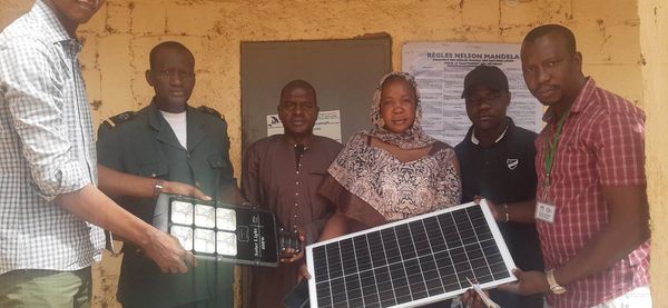 DON DE LAMPADAIRES SOLAIRES AUX ETABLISSEMENTS PENITENTIAIRES DU MALI