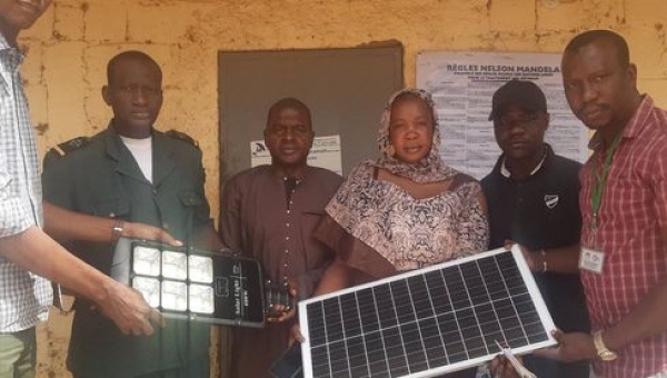 DON DE LAMPADAIRES SOLAIRES AUX ETABLISSEMENTS PENITENTIAIRES DU MALI