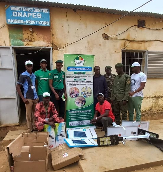 DON DE LAMPADAIRES SOLAIRES AUX ETABLISSEMENTS PENITENTIAIRES DU MALI