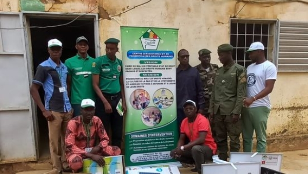 DON DE LAMPADAIRES SOLAIRES AUX ETABLISSEMENTS PENITENTIAIRES DU MALI