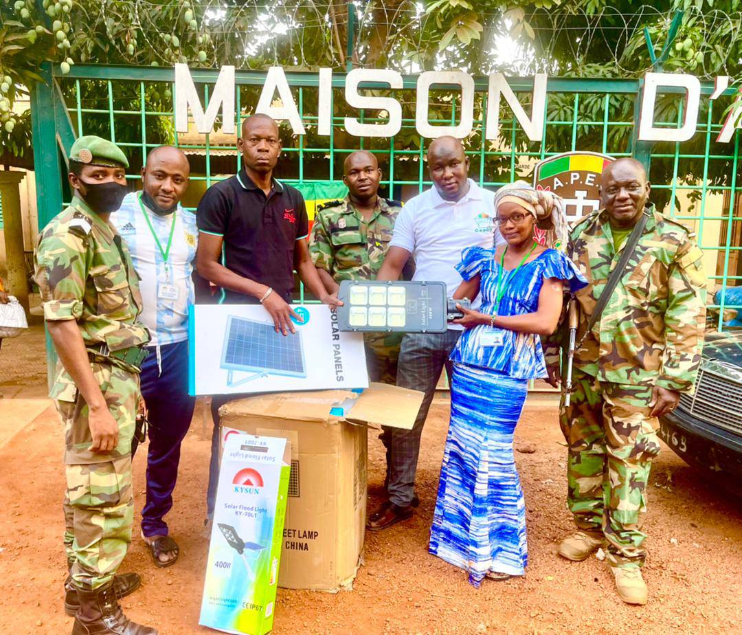 DON DE LAMPADAIRES SOLAIRES AUX ETABLISSEMENTS PENITENTIAIRES DU MALI