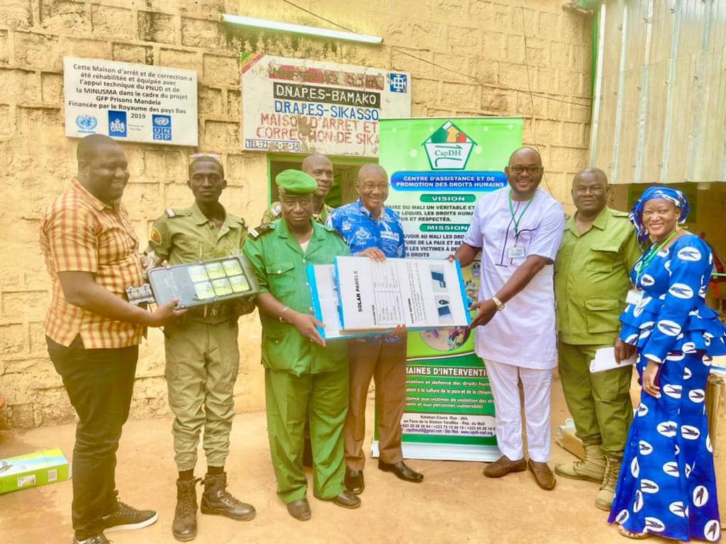 DON DE LAMPADAIRES SOLAIRES AUX ETABLISSEMENTS PENITENTIAIRES DU MALI